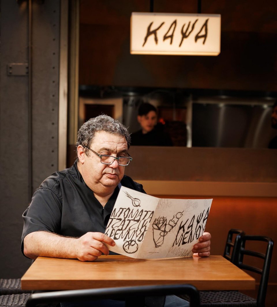 Ο σεφ Χριστόφορος Πέσκιας έξω από την Κάψα, το νέο σουβλατζίδικο που άνοιξε με τους αδερφούς Πιτσιλή στο κέντρο / Φωτογραφία: instagram.com/kapsa.souvlaki