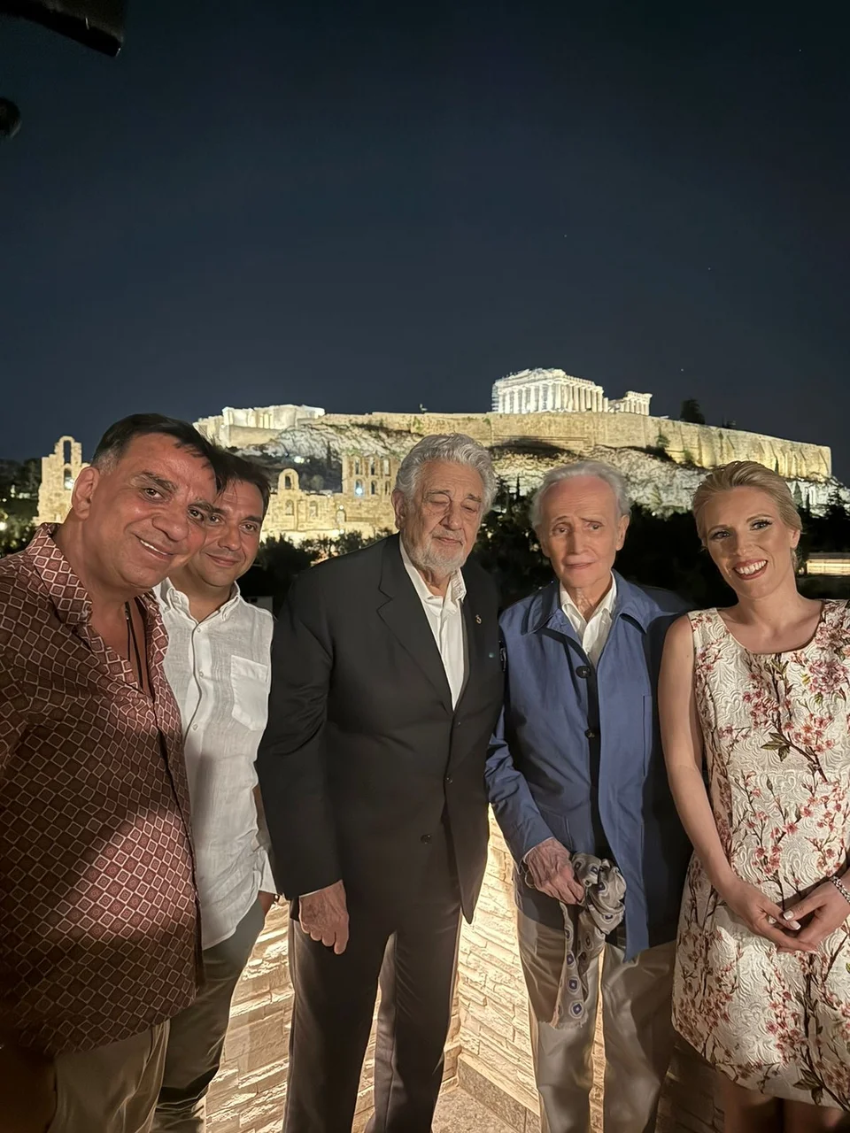 Οι τενόροι κάτω από την Ακρόπολη με την Χριστίνα Πουλίτση, τον μαέστρο Jordi Bernacer και τον Στέλιο Κωνσταντινίδη