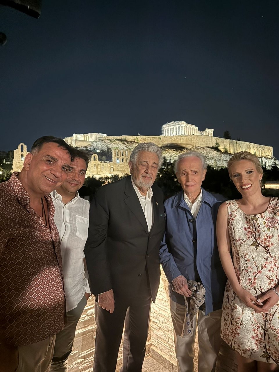 Οι τενόροι κάτω από την Ακρόπολη με την Χριστίνα Πουλίτση, τον μαέστρο Jordi Bernacer και τον Στέλιο Κωνσταντινίδη  