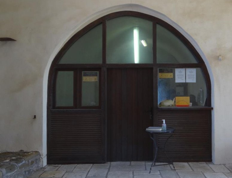 Ο υφιστάμενος χώρος υποδοχής με το φυλάκιο και το εκδοτήριο
