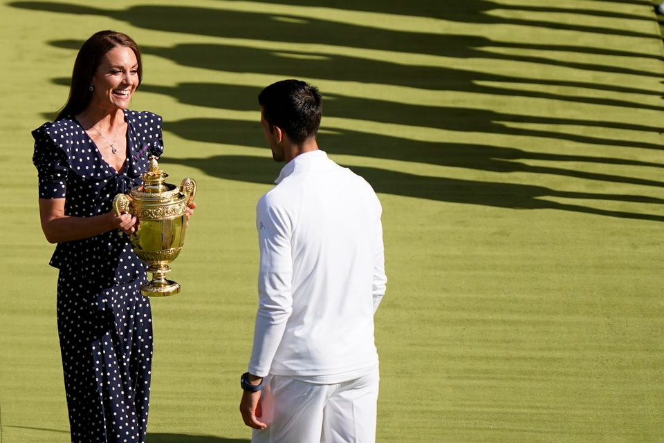 Η Κέιτ απονέμει το κύπελο στον Novak Djokovic