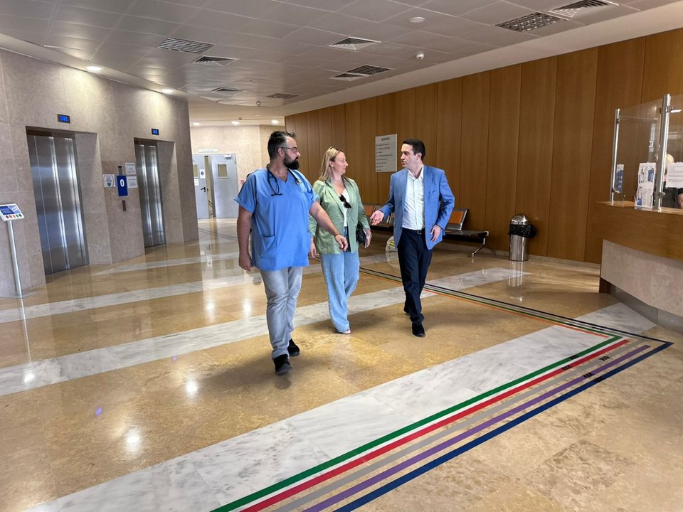 Ο Μιχάλης Κατρίνης με τη βουλευτή Εύβοιας του ΠΑΣΟΚ Κατερίνα Καζάνη και τον πρόεδρο των νοσοκομειακών γιατρών Εύβοιας, Γιώργο Νερούτσο