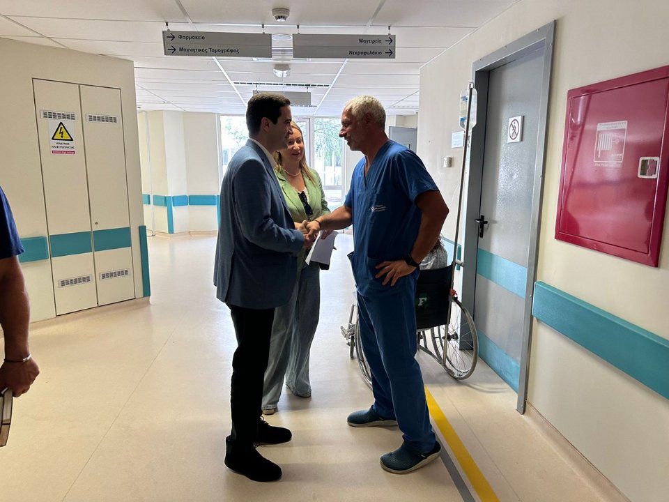 Ο Μιχάλης Κατρίνης χαιρετά εργαζομένους του Νοσοκομείου Χαλκίδας