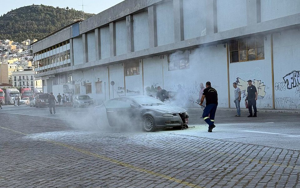 Καβάλα, φωτιά σε ΙΧ