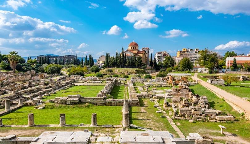 Ο Κεραμεικός είναι το σημαντικότερο νεκροταφείο της αρχαίας Αθήνας. Η ονομασία του προέρχεται από τον πανάρχαιο συνοικισμό των κεραμέων που είχαν εγκατασταθεί στις όχθες του ποταμού Ηριδανού. Διαιρέθηκε σε δύο τμήματα, τον "έσω" και "έξω" Κεραμεικό, όταν κατασκευάσθηκε το Θεμιστόκλειο τείχος (5ος αιώνας π.Χ.). Τα τμήματα αυτά συνδέονταν μεταξύ τους με δύο από τις σπουδαιότερες πύλες της αρχαίας Αθήνας, το Δίπυλο και την Ιερά Πύλη.