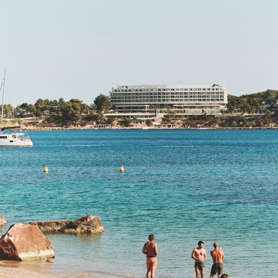 O κόλπος στο Καβούρι με θέα το Four Seasons / Φωτογραφία: krabobeach/Instagram