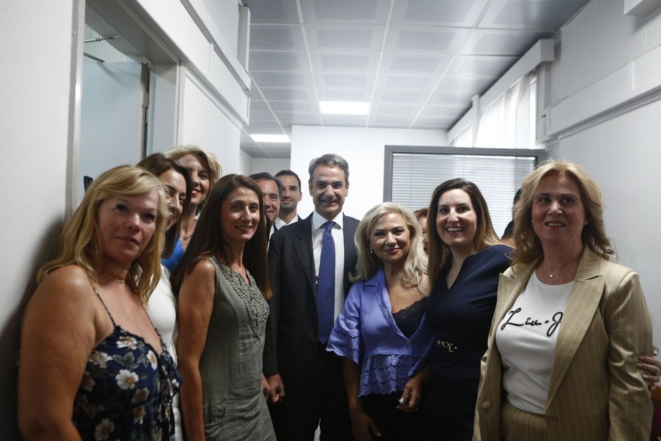 O Kυριάκος Μητσοτάκης κατά την επίσκεψή του στο υπουργείο φωτογραφήθηκε και με υπαλλήλους: