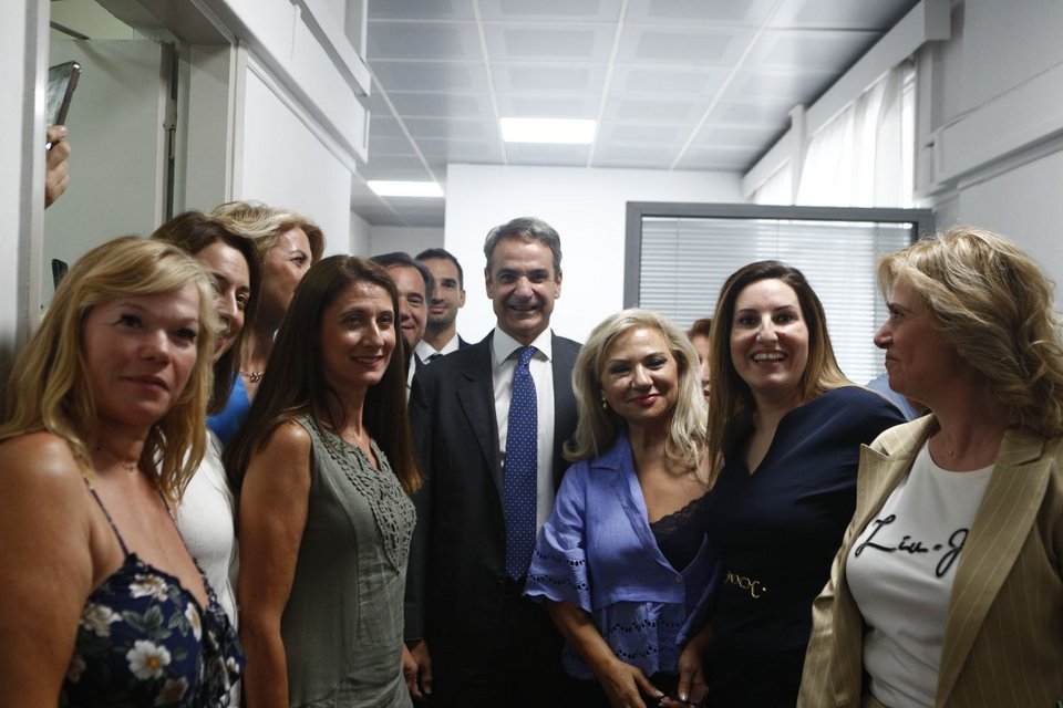 O Kυριάκος Μητσοτάκης κατά την επίσκεψή του στο υπουργείο φωτογραφήθηκε και με υπαλλήλους: