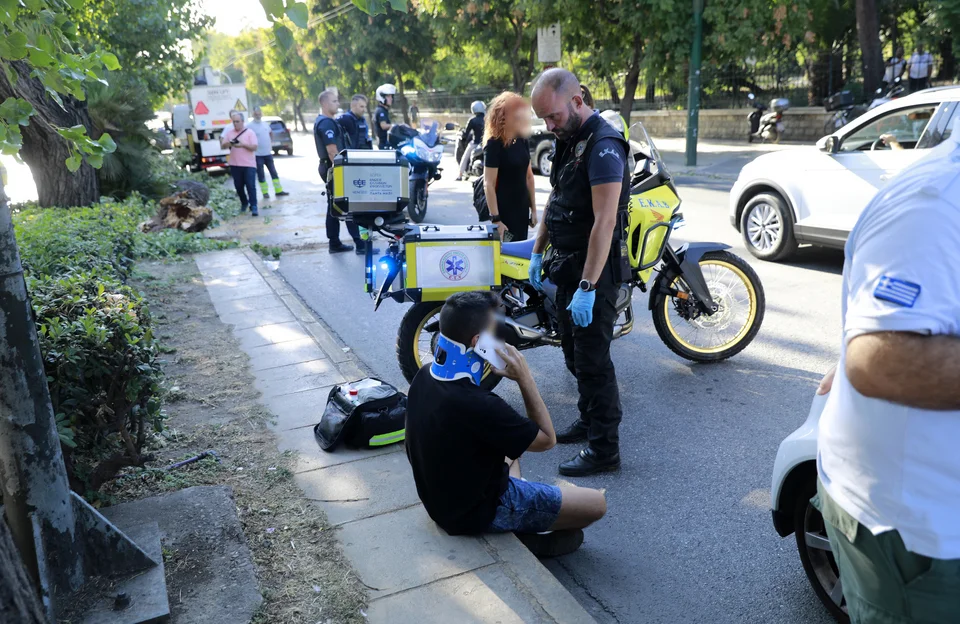 Pericol pe Bulevardul Alexandras: Motociclist Rănit de un Copac Căzut Pericol pe Bulevardul Alexandras: Motociclist Rănit de un Copac Căzut