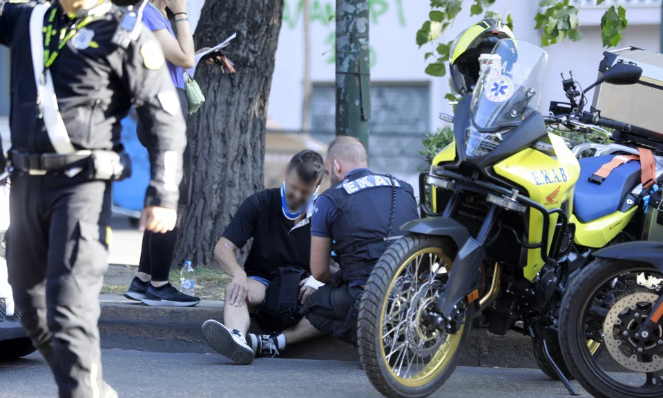 Pericol pe Bulevardul Alexandras: Motociclist Rănit de un Copac Căzut Pericol pe Bulevardul Alexandras: Motociclist Rănit de un Copac Căzut