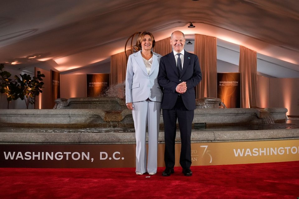 Ο Γερμανός καγκελάριος Όλαφ Σολτς με τη σύζυγό του Βitta Ernst