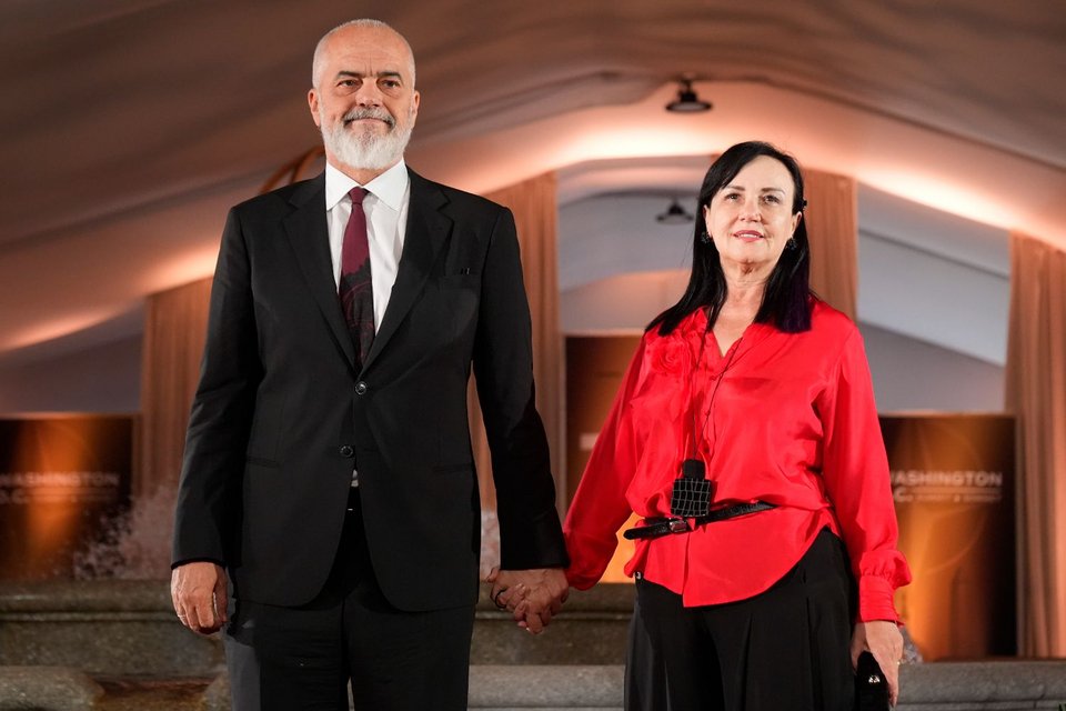 Ο Αλβανός πρωθυπουργός Έντι Ράμα με τη σύζυγό του Λίντα Ράμα