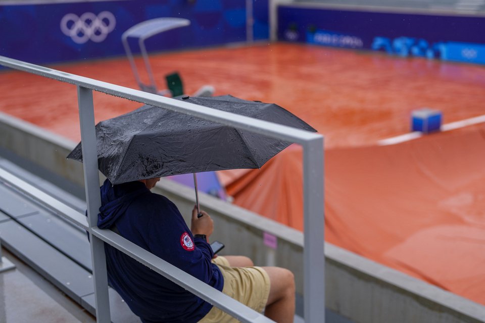 βροχή στα γήπεδα το τενις στους Ολυμπιακούς αγώνες 2024
