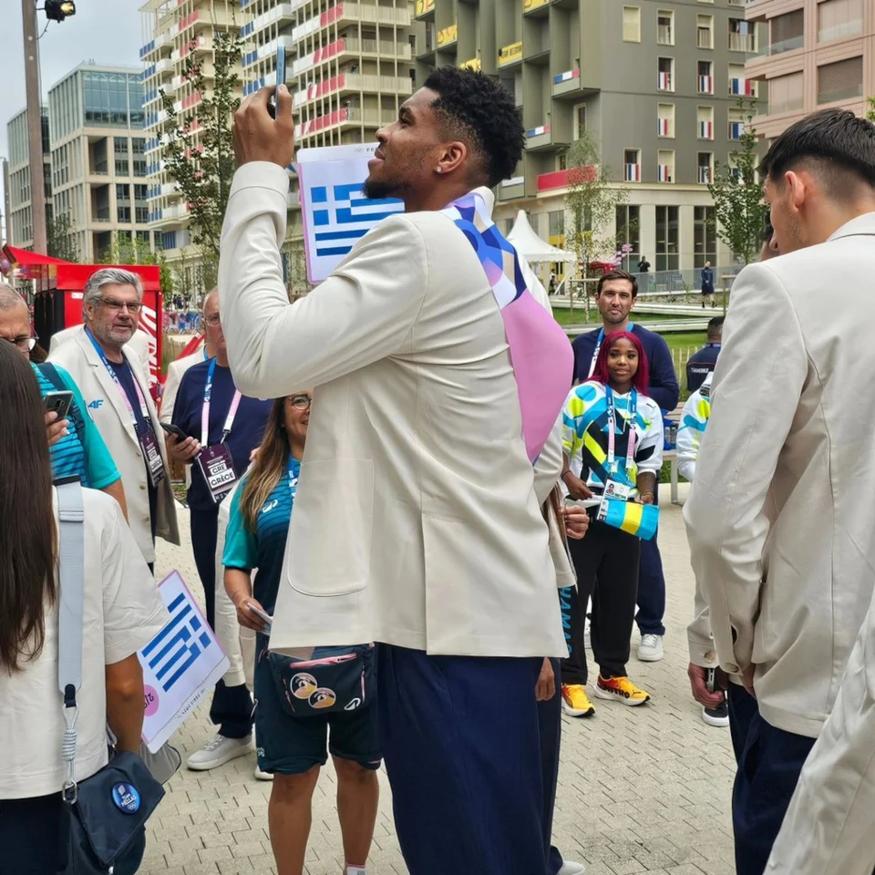 Ολυμπιακοί Αγώνες: Χαμογελαστή η ελληνική αποστολή- Οι 100 αθλητές μας- Οι φωτογραφίες πριν την τελετή έναρξης 11 olympiakoi agones ellines athlites antetounmpo.jpg