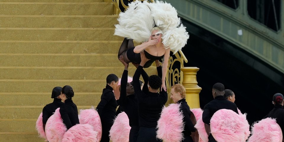Η Lady Gaga στη σκηνή της τελετής έναρξης των Ολυμπιακών Αγώνων 2024