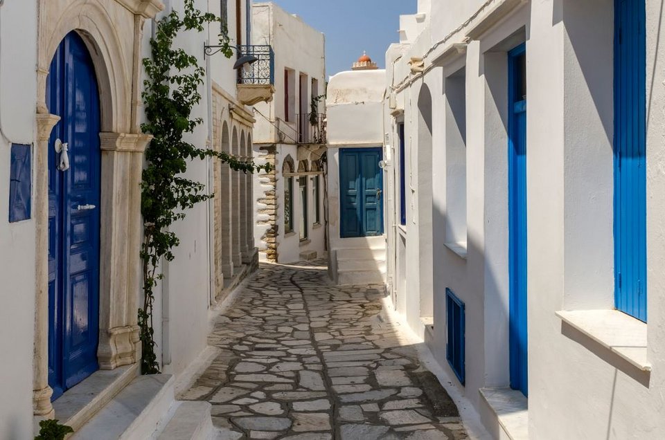 Στα σοκάκια στο χωριό Πάνορμος/ Φωτογραφία: Shutterstock