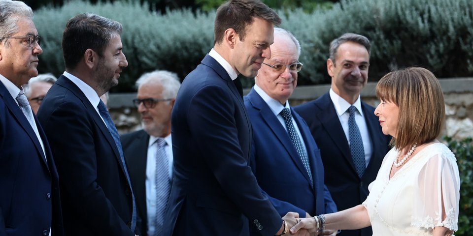 Η Πρόεδρος της Δημοκρατίας χαιρετά τον πρόεδρο του ΣΥΡΙΖΑ, Στέφανο Κασσελάκη / Φωτογραφία: Intimenews/ΛΙΑΚΟΣ ΓΙΑΝΝΗΣ