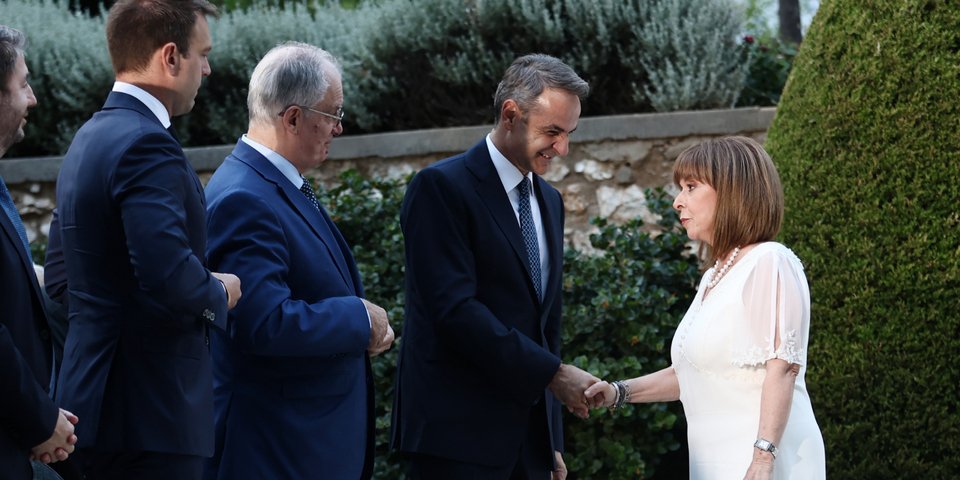 Η Πρόεδρος της Δημοκρατίας χαιρετά τον πρωθυπουργό Κυριάκο Μητσοτάκη / Φωτογραφία: Intimenews/ΛΙΑΚΟΣ ΓΙΑΝΝΗΣ
