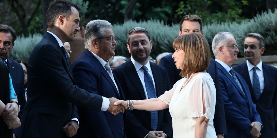Η Πρόεδρος της Δημοκρατίας χαιρετά τον επικεφαλής της Νέας Αριστεράς, Αλέξη Χαρίτση / Φωτογραφία: Intimenews/ΛΙΑΚΟΣ ΓΙΑΝΝΗΣ
