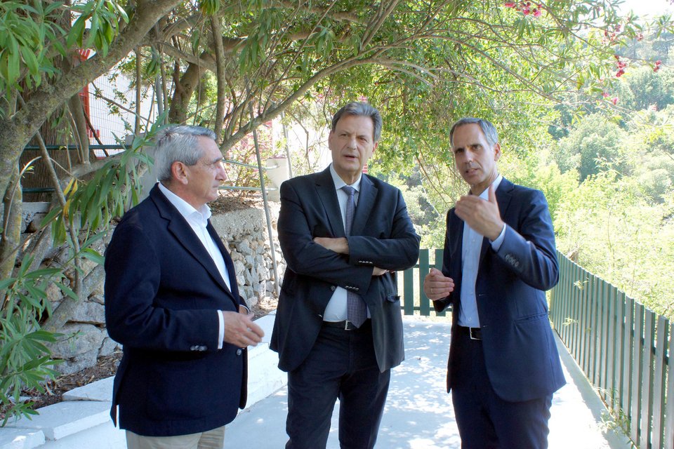 Aπό αριστερά προς τα δεξιά: Γιώργος Χατζημάρκος, Περιφερειάρχης Νοτίου Αιγαίου, Θόδωρος Σκυλακάκης, Υπουργός Περιβάλλοντος και Ενέργειας και ο Διευθύνων Σύμβουλος της Nova Παναγιώτης Γεωργιόπουλος, o οποίος αναλύει π;vς η Νοva αναπτύσσει και προσφέρει τo έργο «Έξυπνο Δάσος» στο νησί της Ρόδου στο πλαίσιο του προγράμματος εταιρικής υπευθυνότητας ύψους 1 εκατομμυρίου ευρώ