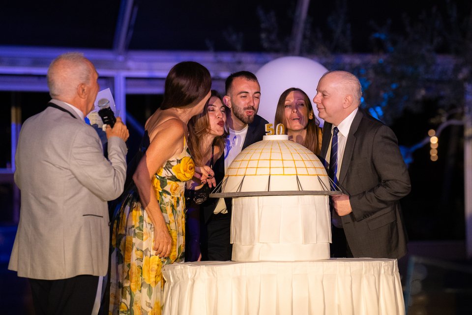 Η δεύτερη και η τρίτη γενιά του Rodos Palace σβήνουν τα κεράκια της τούρτας των 50 χρόνων.