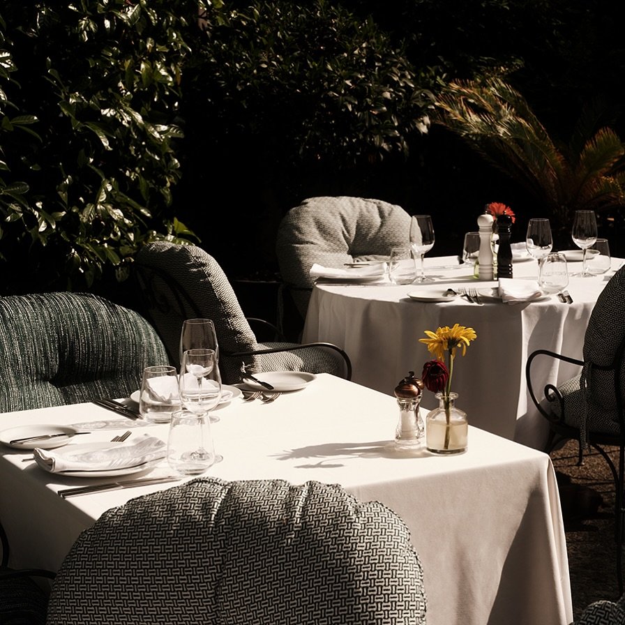 Τα τραπέζια τη νύχτα ατμοσφαιρικά φωτισμένα