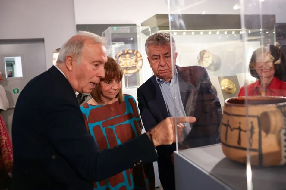 O Nίκος Σταμπολίδης με την Πρόεδρο της Δημοκρατίας, τον περιφερειάρχη Κρήτης Σταύρο Αρναουτάκη και διακριτικά πίσω την Παλόμα στα εγκαίνια της έκθεσης.