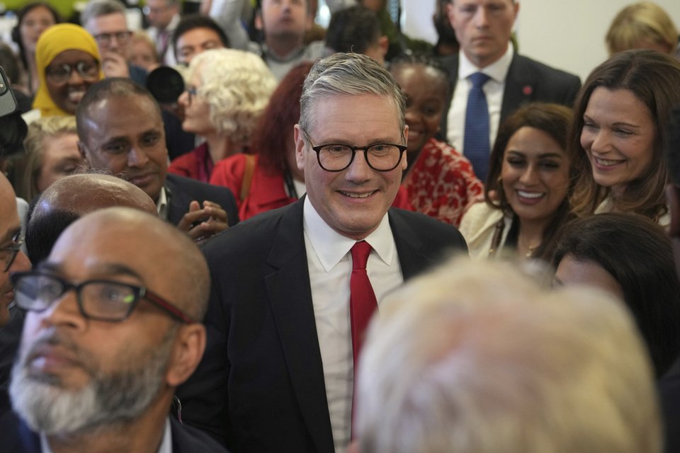 Χαρούμενος Κιρ Στάρμερ μετά τη νίκη του