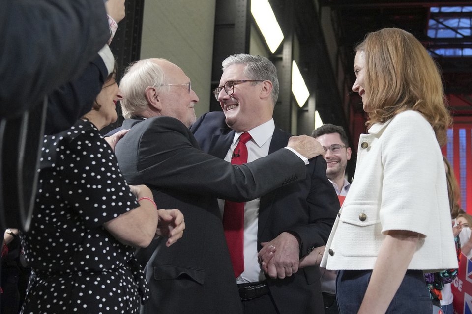 Χαρούμενος Κιρ Στάρμερ μετά τη νίκη του