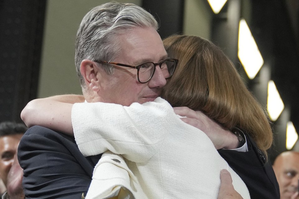 Χαρούμενος Κιρ Στάρμερ μετά τη νίκη του