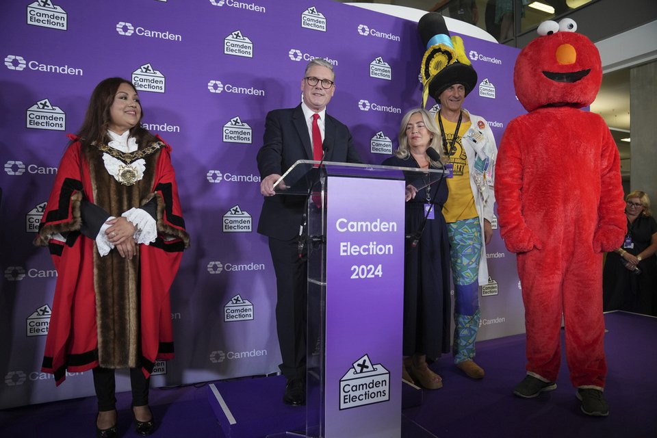 Χαρούμενος Κιρ Στάρμερ μετά τη νίκη του