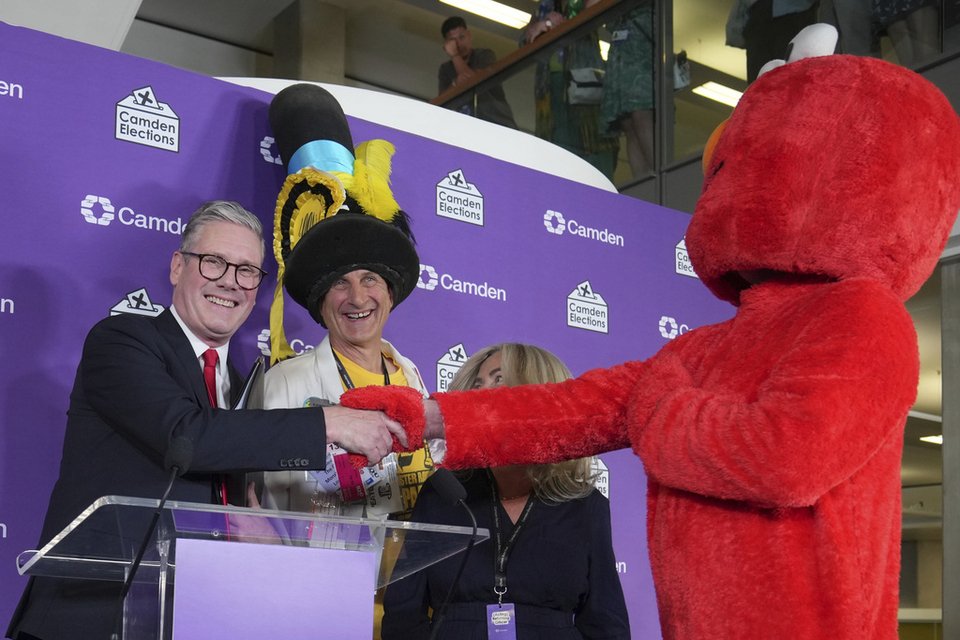 Χαρούμενος Κιρ Στάρμερ μετά τη νίκη του