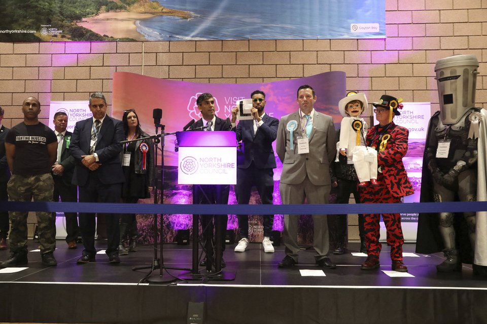 Ο Ρίσι Σούνακ σκυθρωπός μετά την ήττα του