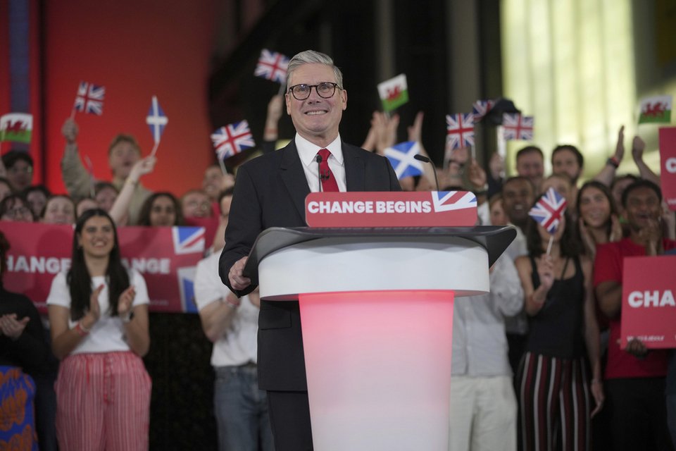 Χαρούμενος Κιρ Στάρμερ μετά τη νίκη του