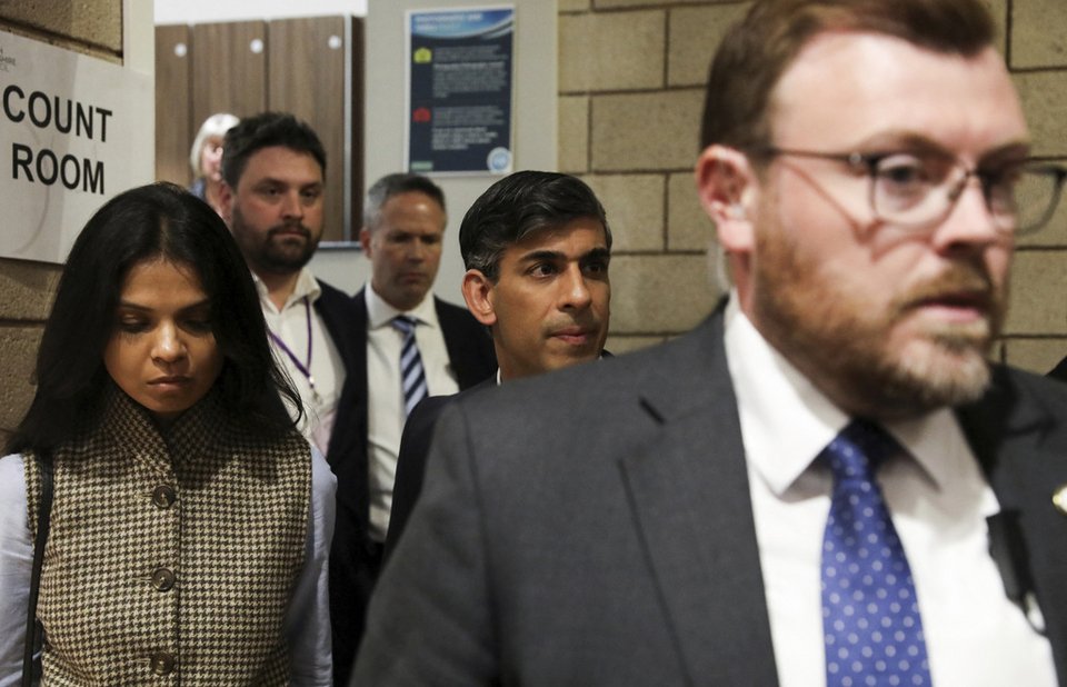 Ο Ρίσι Σούνακ σκυθρωπός μετά την ήττα του