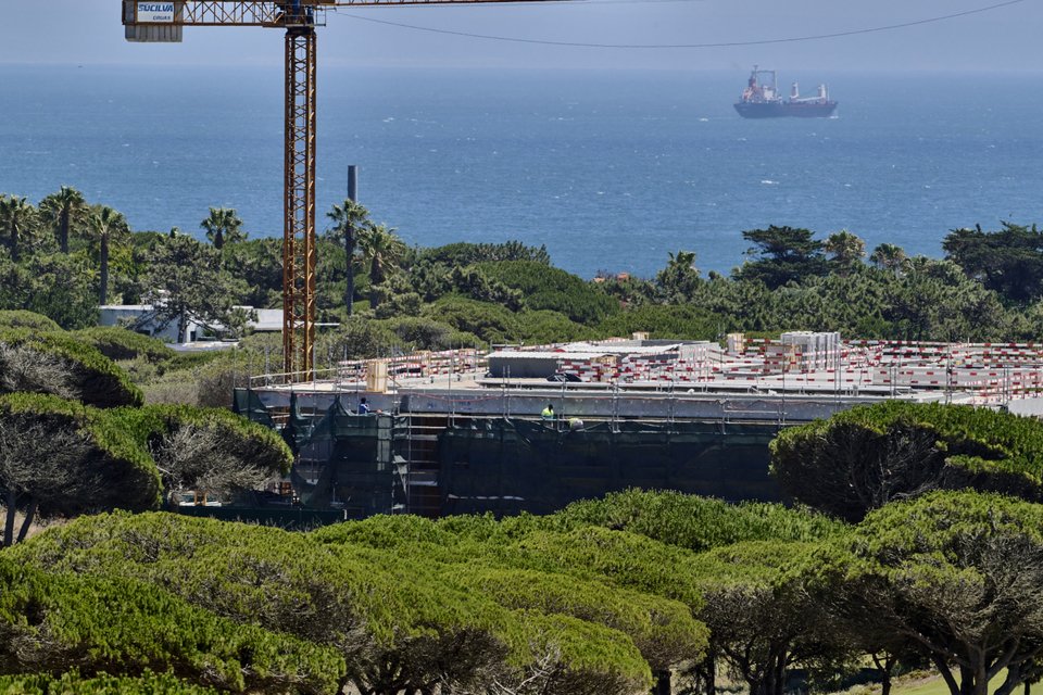 Η υπό κατασκευή έπαυλη του Κριστιάνο Ρονάλντο κοντά στο κλαμπ του γηπέδου γκολφ Oitavos Dunes στην Quinta da Marinha στις 03 Ιουλίου 2023 στο Cascais της Πορτογαλίας
