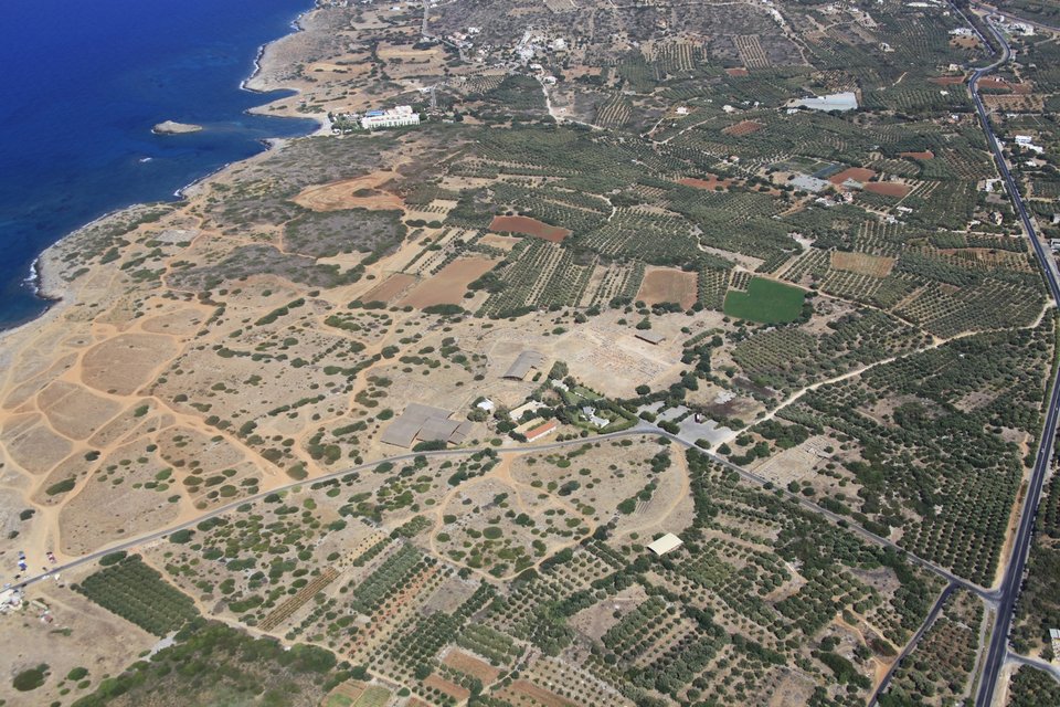 Άποψη του αρχαιολογικού χώρου των Μαλίων από ψηλά