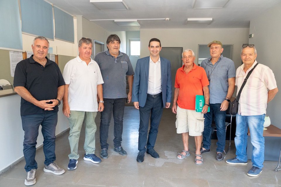 Ο Μιχ. Κατρίνης με συνταξιούχους ναυτικούς