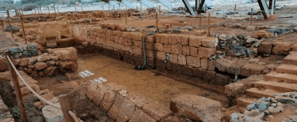 Πλημμύρα κάτω από κεντρικό στέγαστρο
