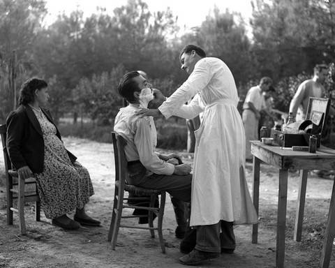 Τάκης Τλούπας – Υπαίθριος κουρέας στη Λαρίσα 1960