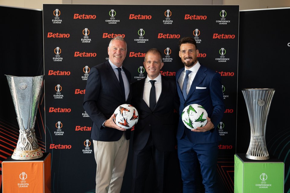 Guy-Laurent Epstein, Marketing Director της UEFA, ο Άρης Δημαράκης, Deputy CEO και COO της Kaizen Gaming και o Aritz Aduriz, πρεσβευτής του τελικού του UEFA Europa League 2025