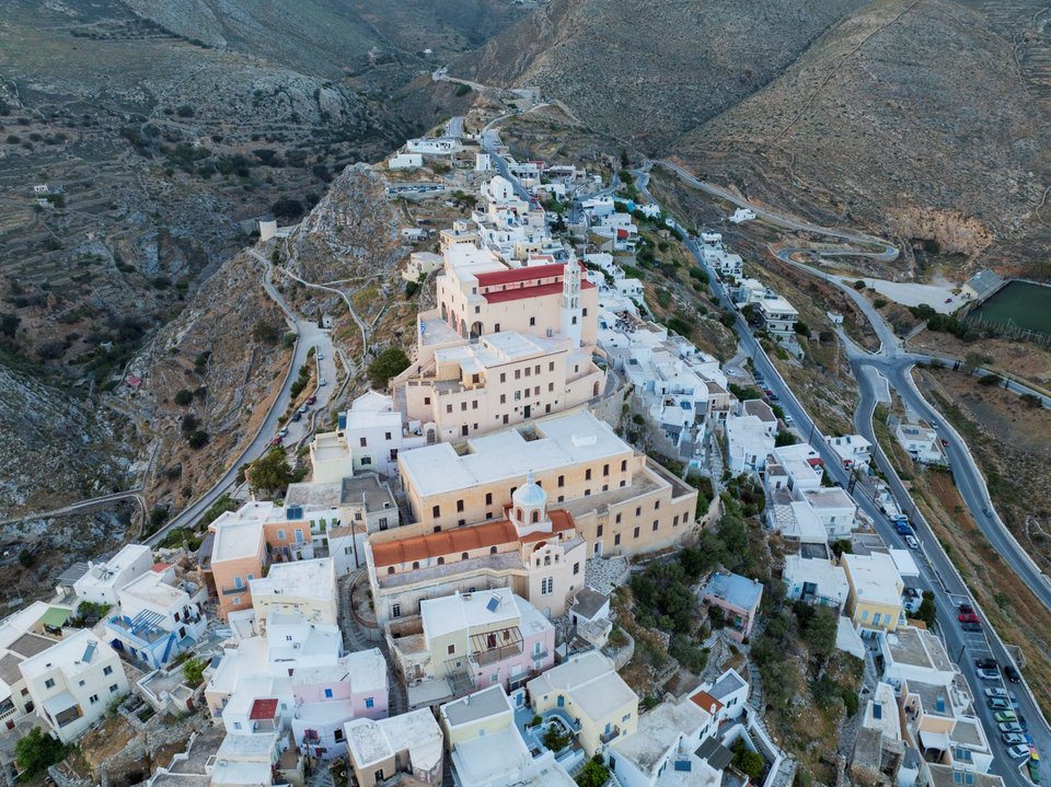 Η Άνω Σύρος άρχισε να κατοικείται ως κάστρο από τους κατοίκους της Σύρου που τον μεσαίωνα πληττόταν από την πειρατεία. Οι καθολικοί κάτοικοι του οικισμού και κατ' επέκταση του νησιού οφείλουν την καταγωγή τους σε Ενετούς εμπόρους καθώς και Φράγκους σταυροφόρους