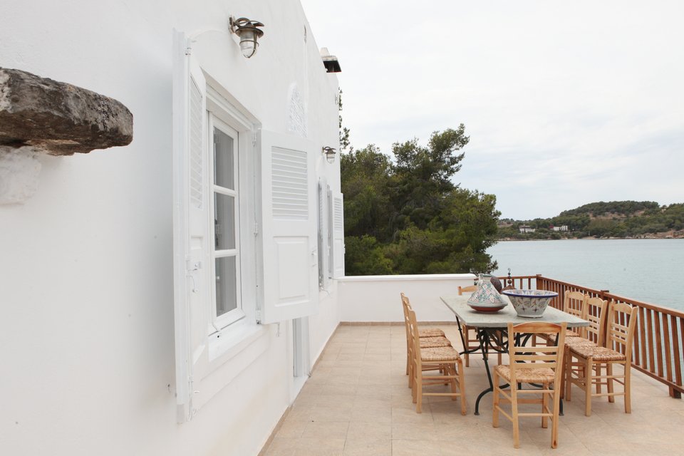 Η βεράντα με την τραπεζαρία βλέπει στον κόλπο του Πόρτο Χέλι / Φωτογραφία: Courtesy of George Carabellas