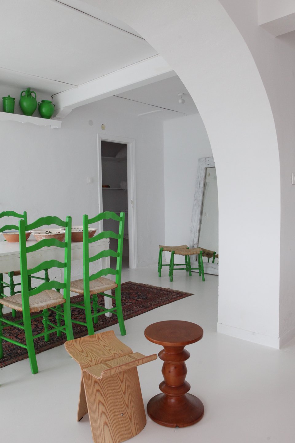 Tο μοντέρνο ντιζάιν συνυπάρχει με τις παραδόσεις στην τραπεζαρία / Φωτογραφία: Courtesy of George Carabellas