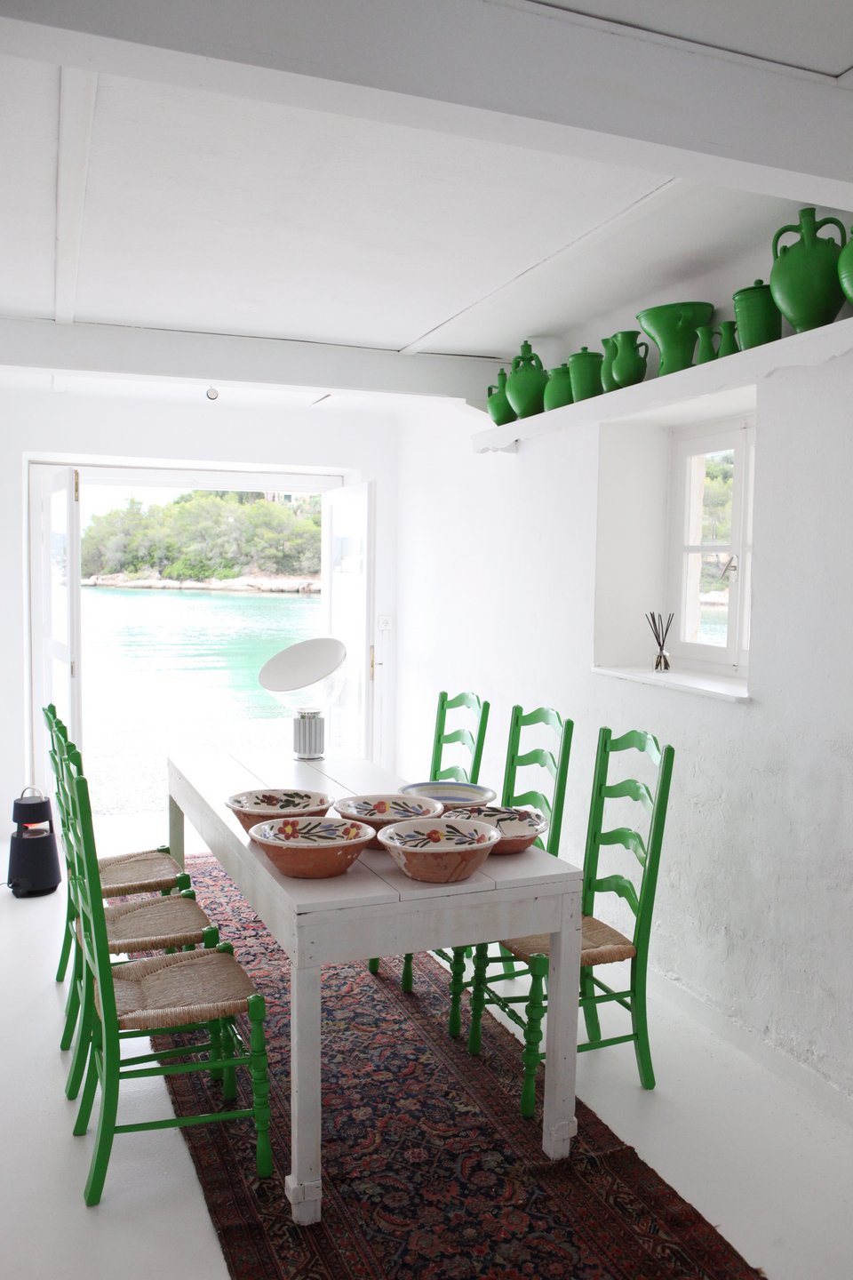 Η τραπεζαρία με τη μοναδική θέα της στη θάλασσα / Φωτογραφία: Courtesy of George Carabellas