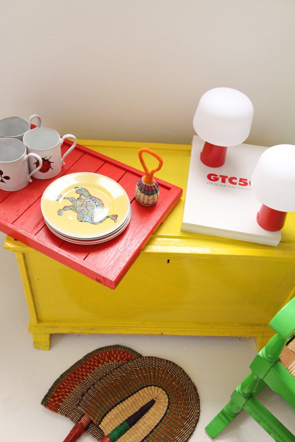 Ποπ χρώματα σε μια bold γωνιά / Φωτογραφία: Courtesy of George Carabellas