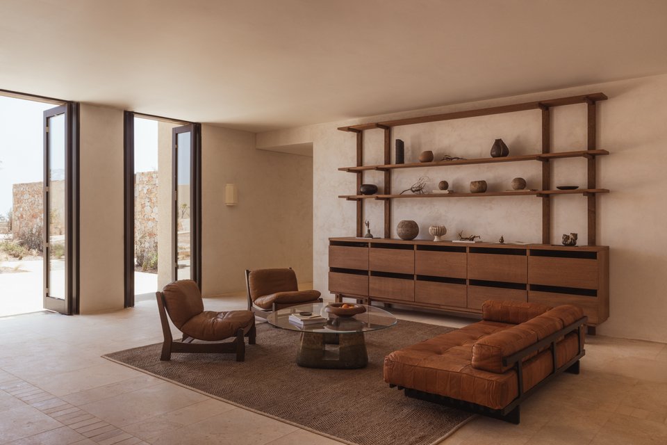 Μοντέρνο design που ποντάρει στη διαχρονικότητα του ξύλου και του δέρματος