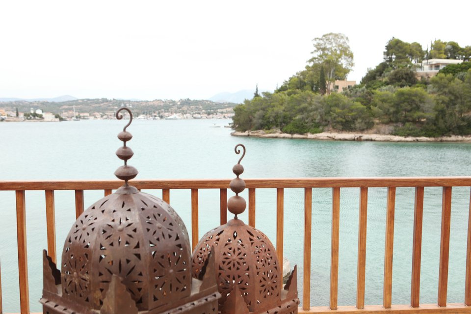 Μαροκινά φανάρια στη βεράντα / Φωτογραφία: Courtesy of George Carabellas