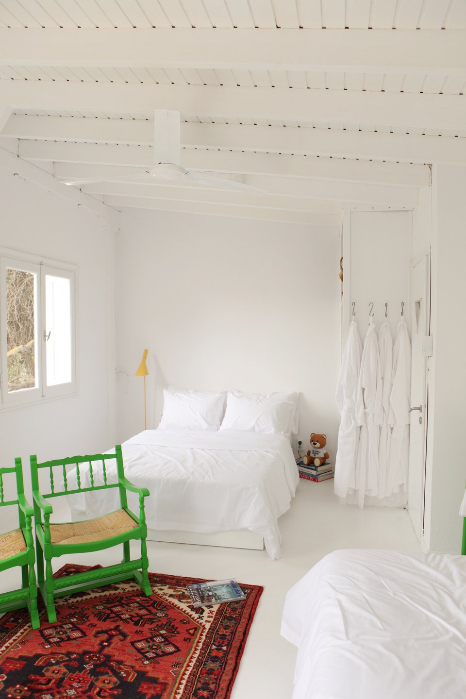 Άποψη ενός από τα φωτεινά υπνοδωμάτια / Φωτογραφία: Courtesy of George Carabellas