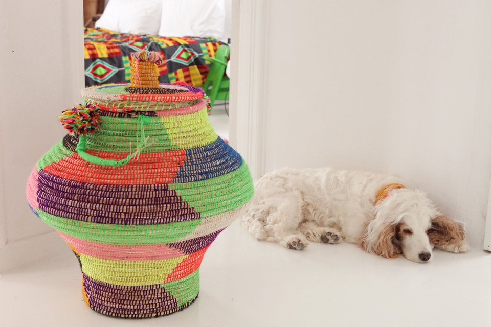 Ψάθινο έθνικ καλάθι στολίζει με χρώμα μια γωνιά / Φωτογραφία: Courtesy of George Carabellas